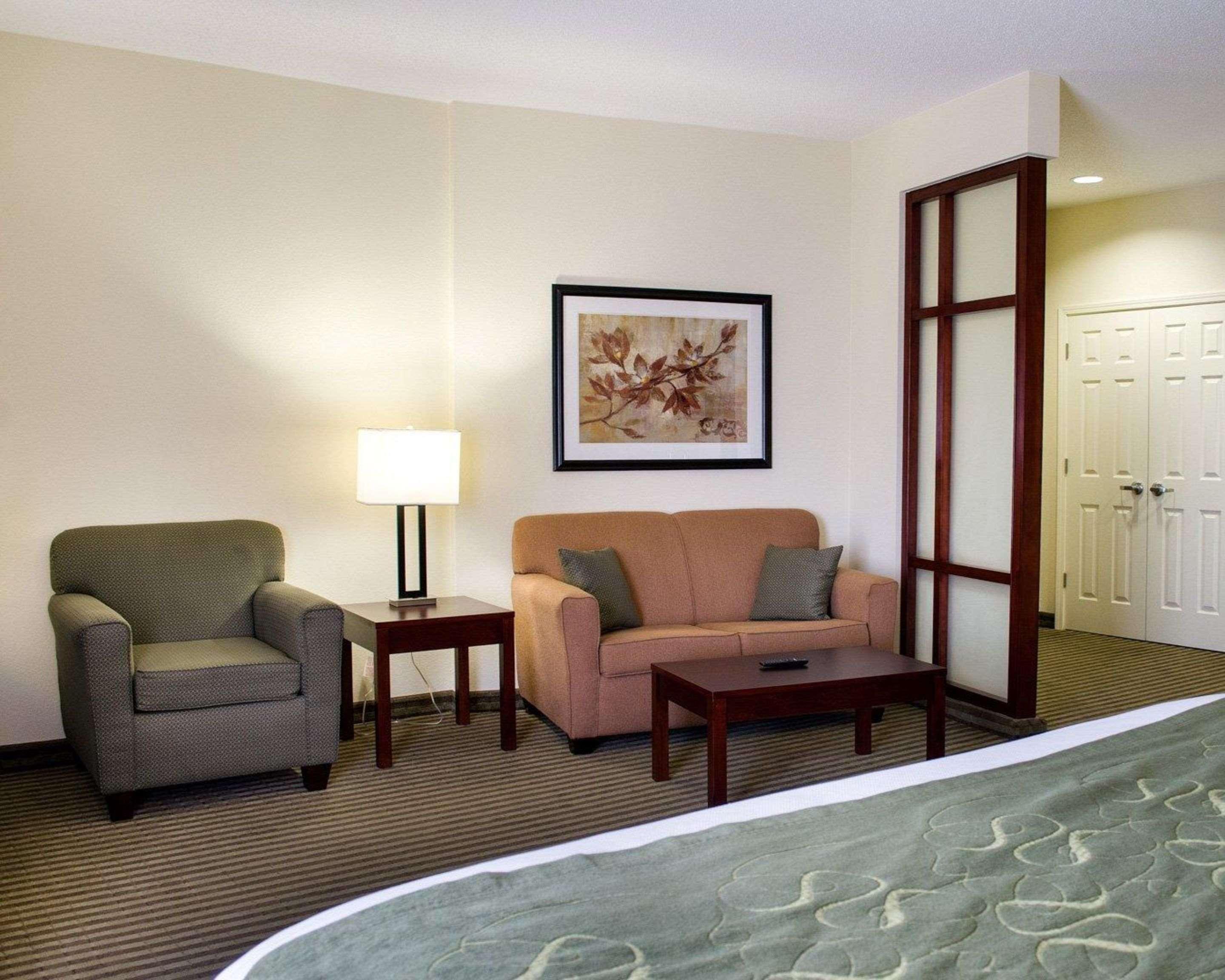 Comfort Suites Гринвуд Экстерьер фото