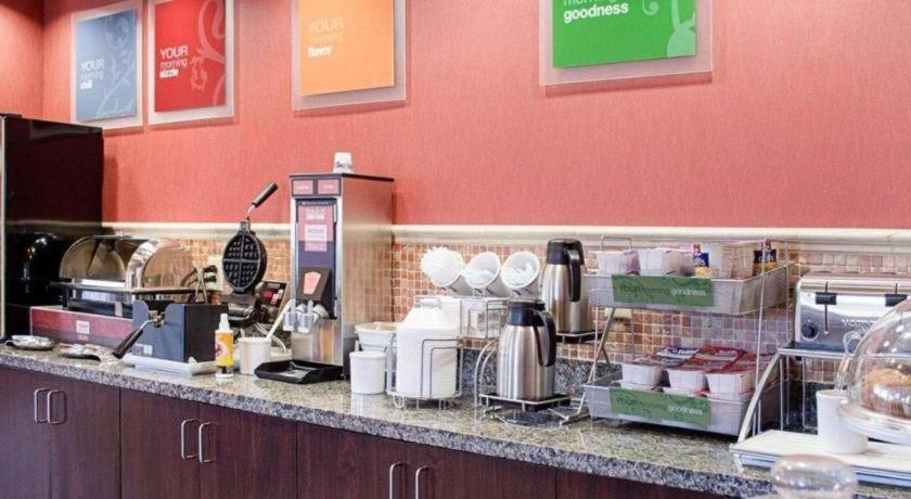 Comfort Suites Гринвуд Экстерьер фото