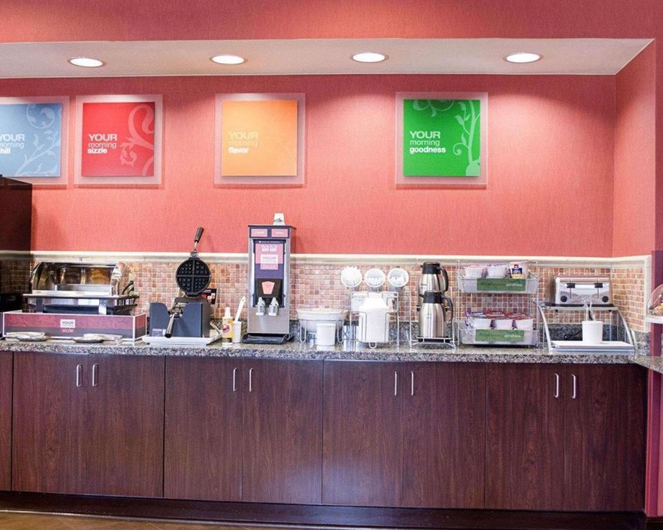 Comfort Suites Гринвуд Экстерьер фото