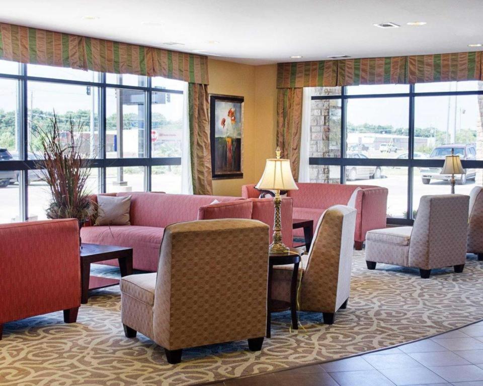Comfort Suites Гринвуд Экстерьер фото