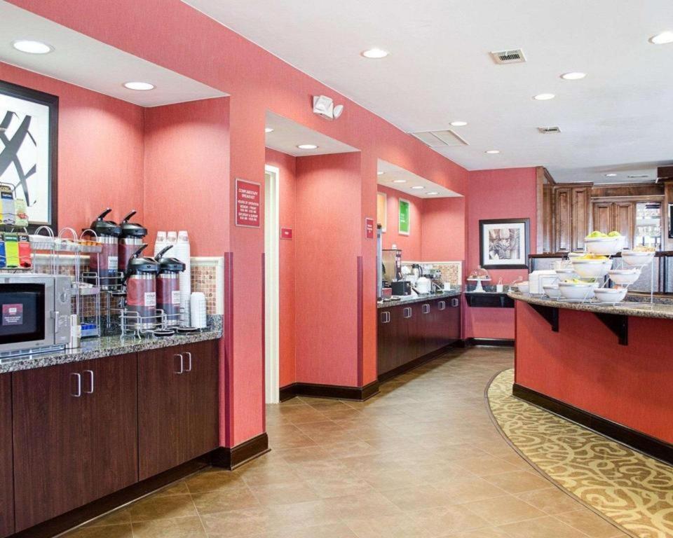 Comfort Suites Гринвуд Экстерьер фото