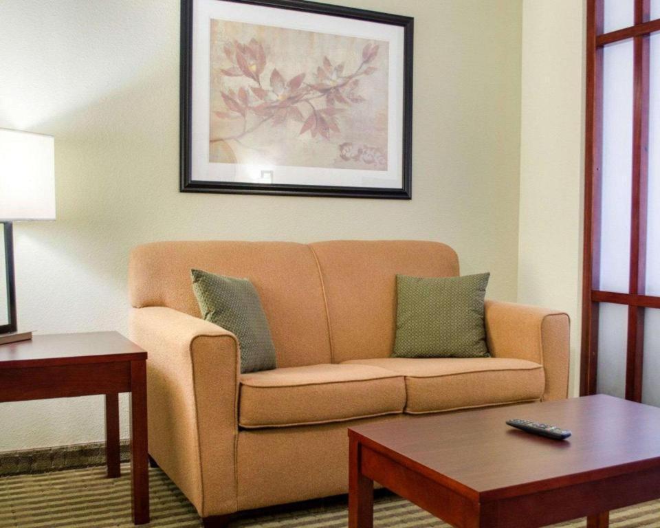 Comfort Suites Гринвуд Экстерьер фото
