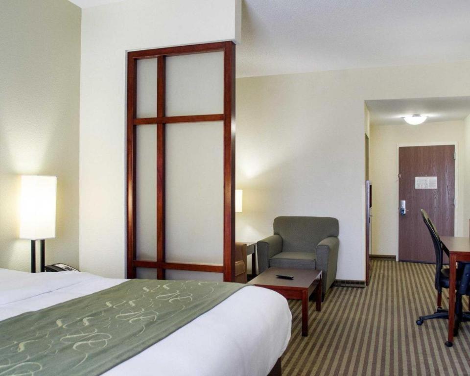 Comfort Suites Гринвуд Экстерьер фото