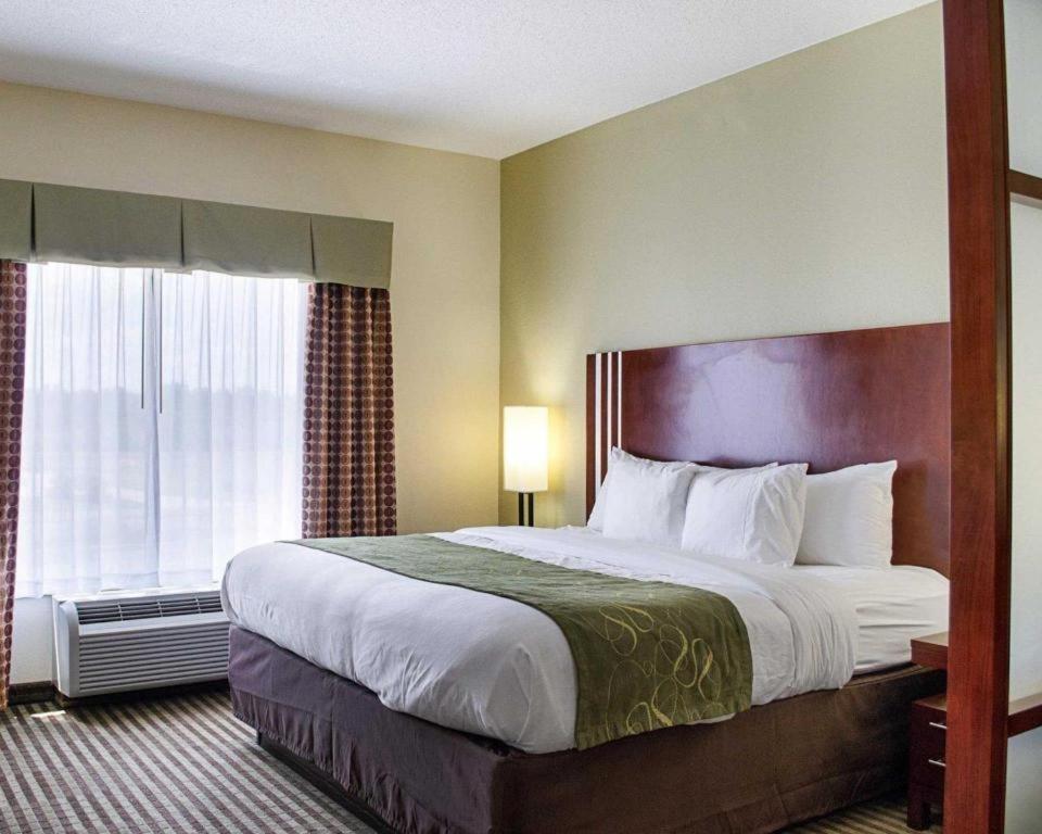 Comfort Suites Гринвуд Экстерьер фото