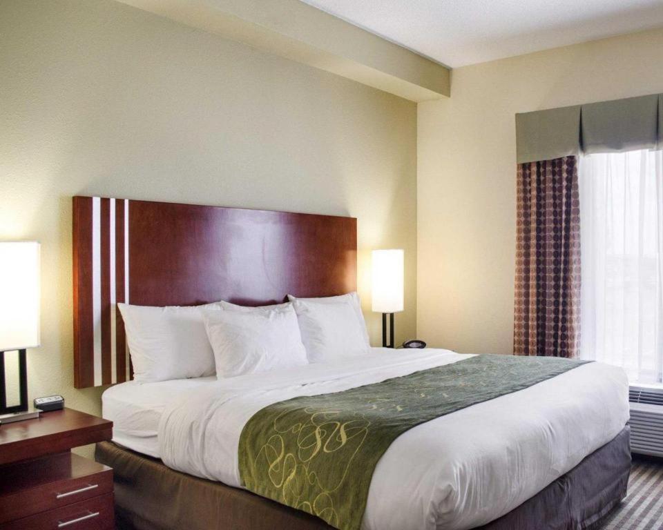 Comfort Suites Гринвуд Экстерьер фото