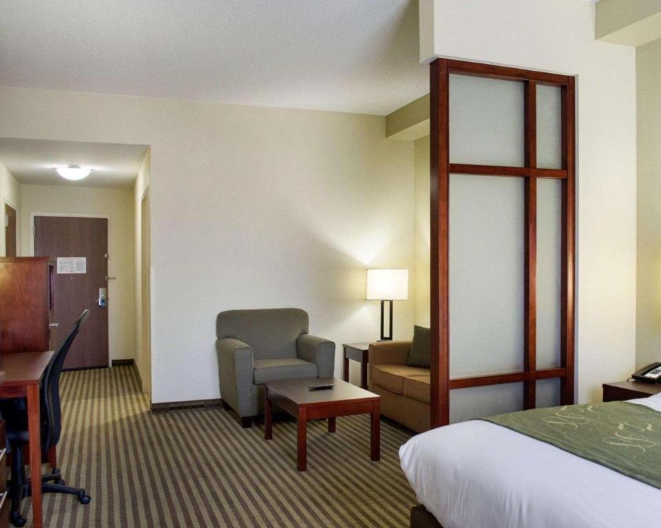 Comfort Suites Гринвуд Экстерьер фото