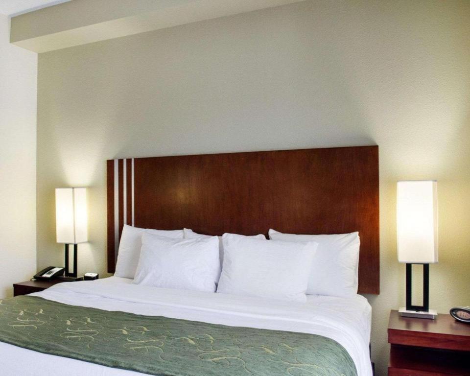 Comfort Suites Гринвуд Экстерьер фото