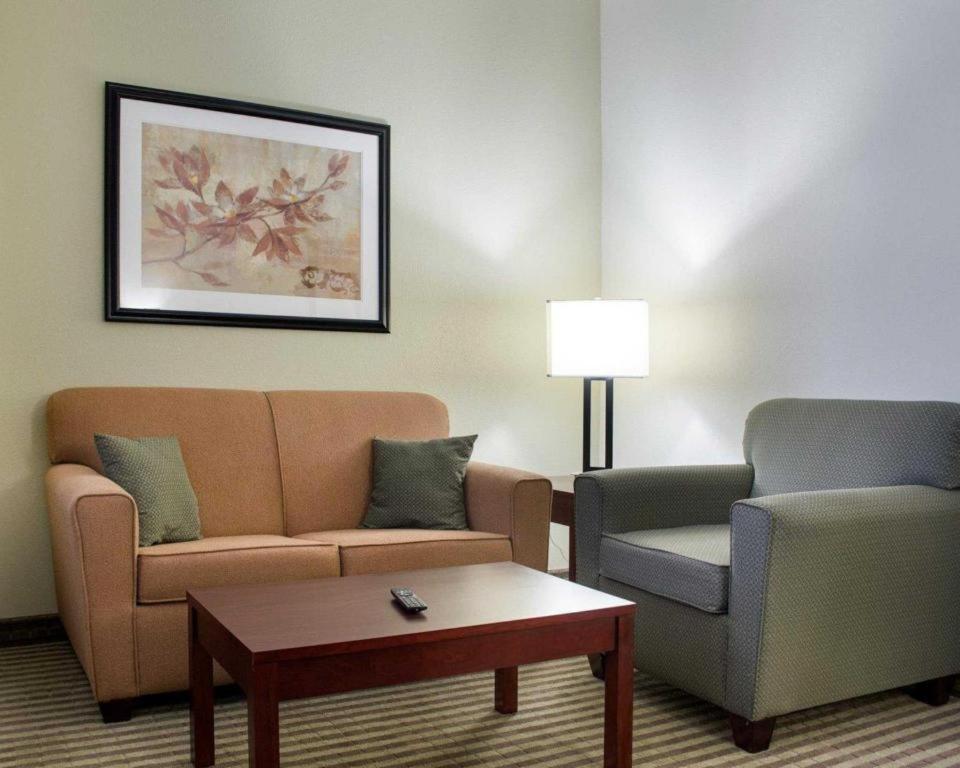 Comfort Suites Гринвуд Экстерьер фото