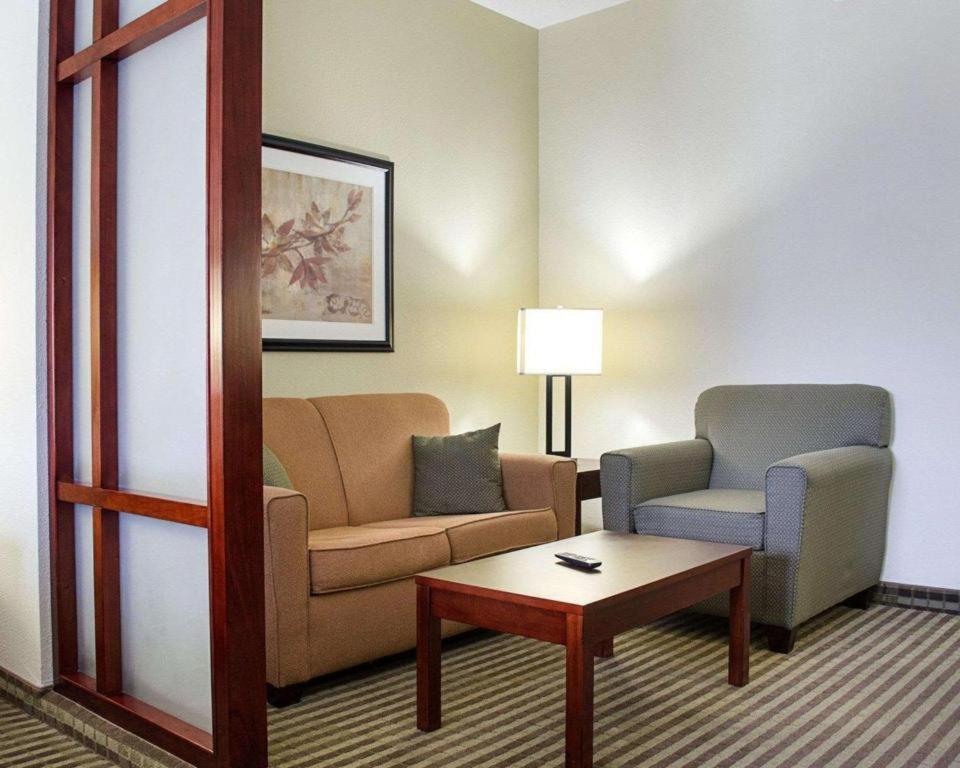 Comfort Suites Гринвуд Экстерьер фото