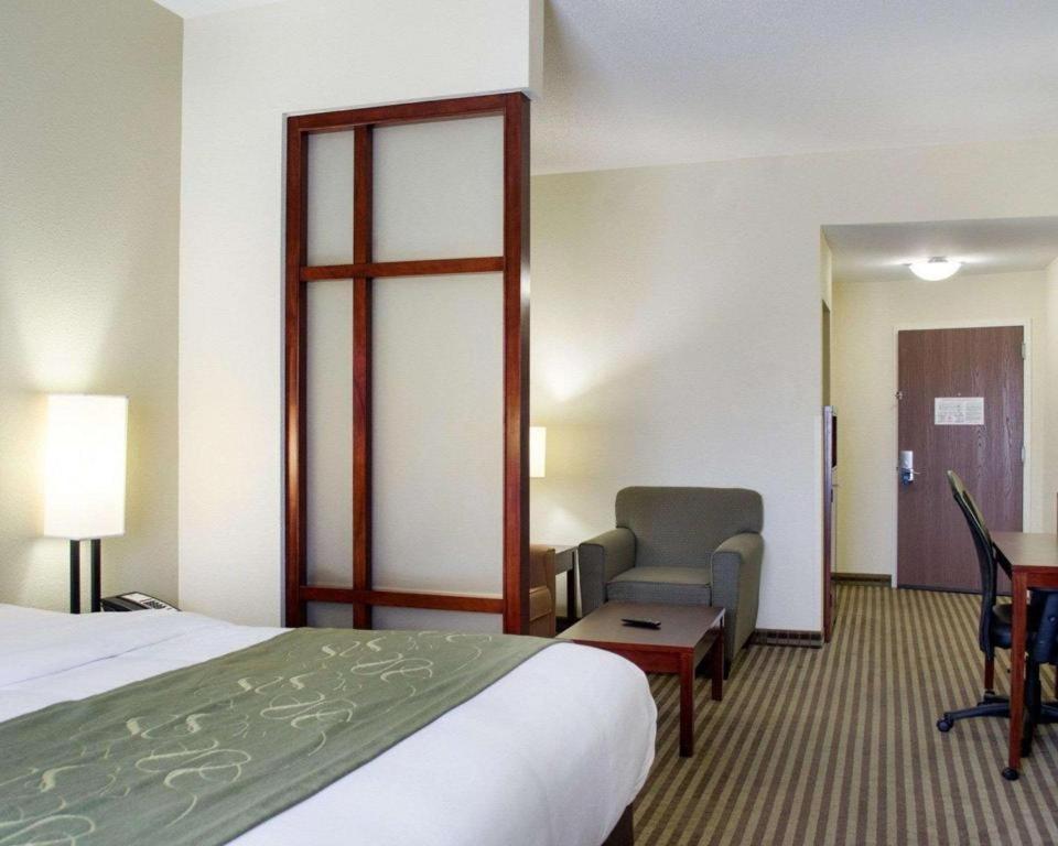 Comfort Suites Гринвуд Экстерьер фото